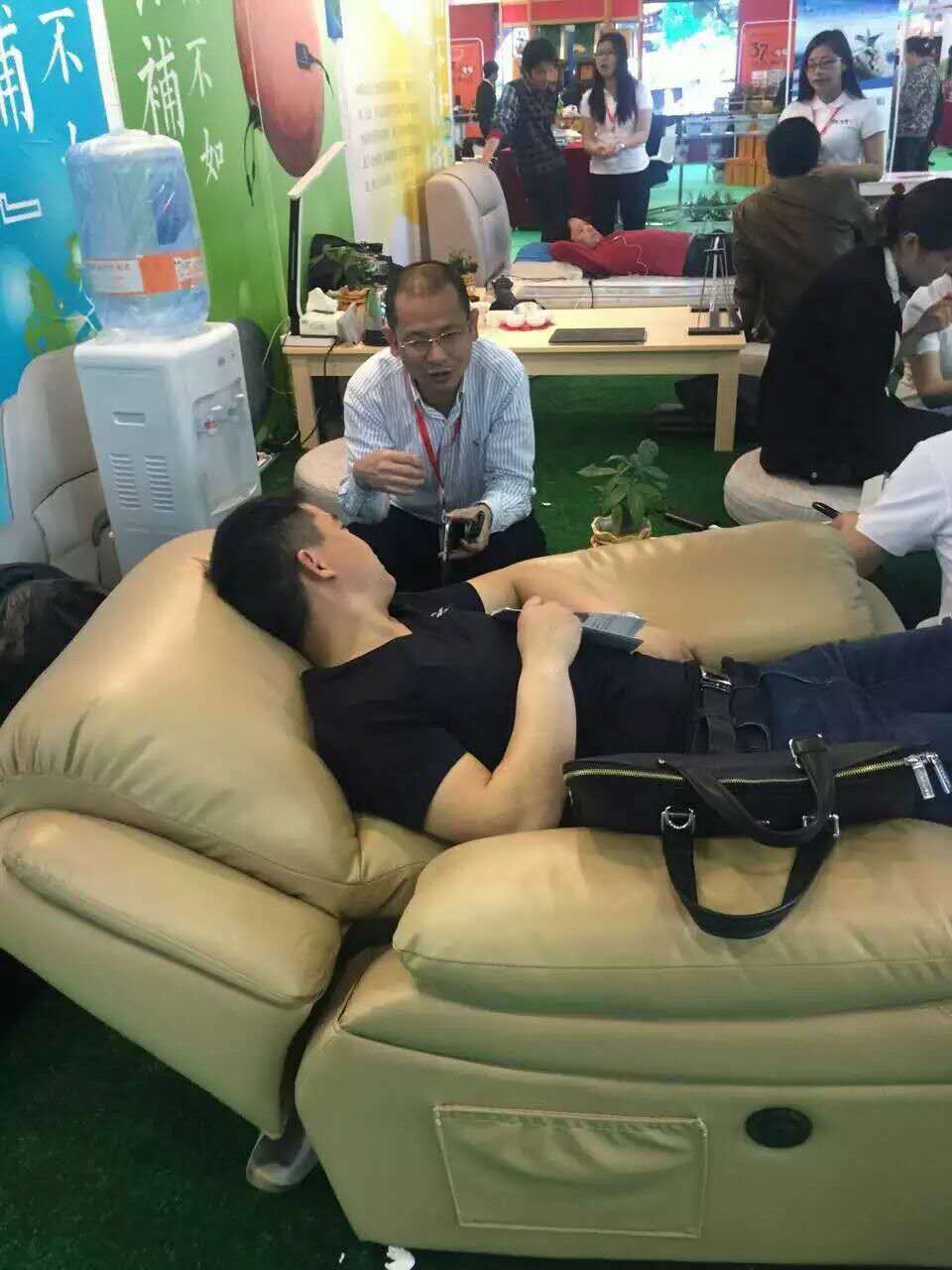 陸總向客戶(hù)講解產(chǎn)品原理